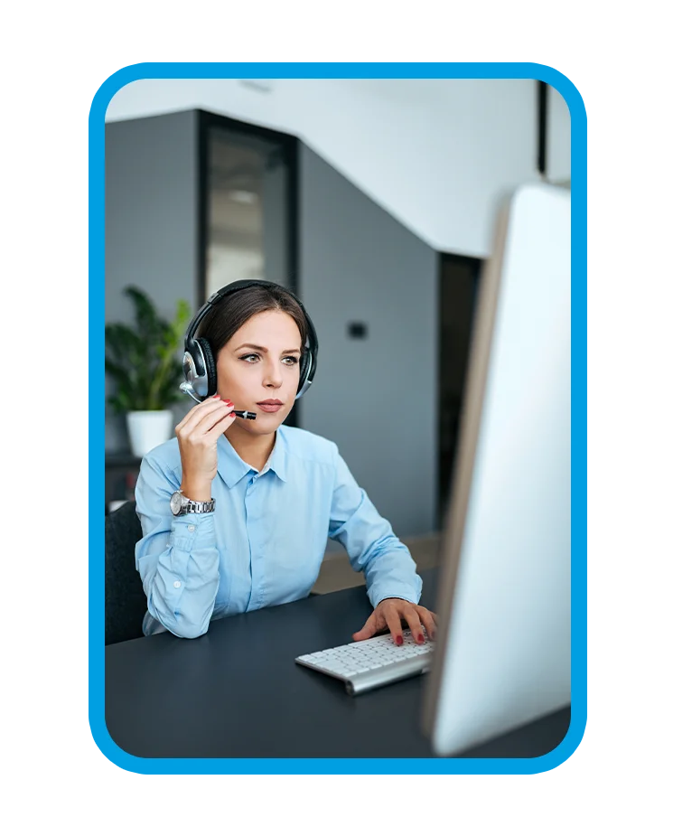 mulher no trabalho com atendimento telefônico